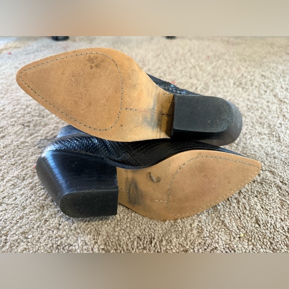 👢Vince Camuto Snake Embossed Pointed Toe Bootie - Size 8.5 - Picture 12 of 12